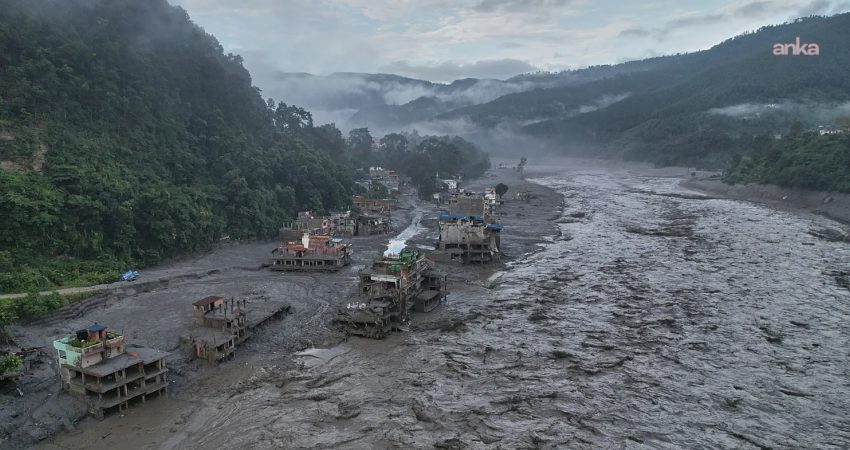 Nepal'de kurtarma ekipleri, geçen hafta Himalayalar'da meydana gelen ve 900'den