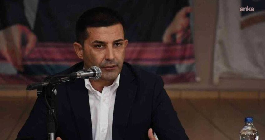 Görevden uzaklaştırılan Kuşadası Belediye Başkanı Ömer Günel, belediye çalışanları, meclis