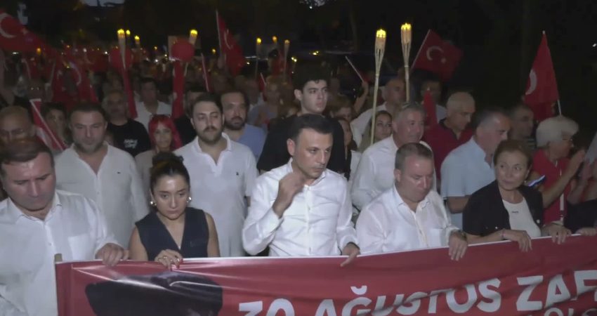 Sabah saatlerinde Taksim'deki 30 Ağustos törenlerine katılan, gün içinde partisinin