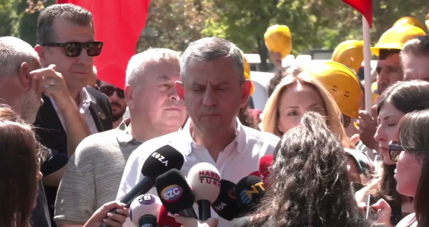 Özgür Özel, Aziz İhsan Aktaş davası kararını değerlendirdi… Özel: “Örgüt deyip iki yıl zulmedip, ‘örgüt yok’ diyorsan, başta ‘örgüt’ diyenin cezalandırılması lazım” YENİ Parti Genel Başkanı Özgür Özel, Aziz İhsan Aktaş'ın "örgüt