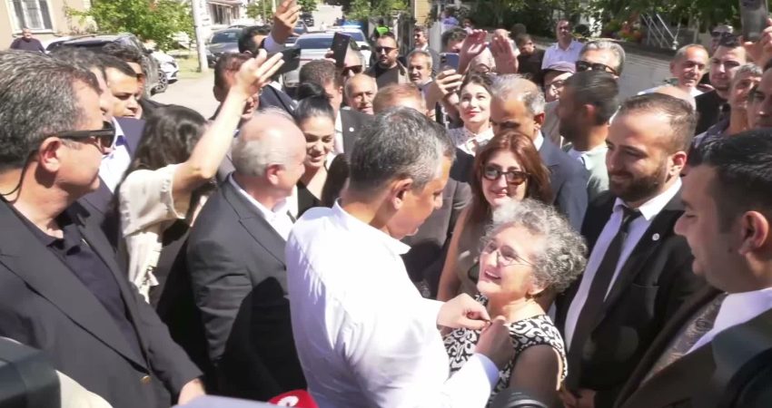 Özgür Özel, Derince’de kadınlarla bir araya geldi: “Ev hanımları emekli olacak” YENİ Parti Genel Başkanı Özgür Özel, Kocaeli'nin Derince ilçesinde kadınlarla