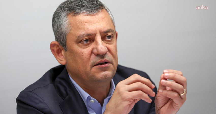 Özgür Özel: “Erdoğan karşıtlığı nedeniyle yıllardır savunduğumuz bir görüşün tersini yapmamız doğru değil” YENİ Parti Genel Başkanı Özgür Özel, kendisinin ve parti yöneticilerinin