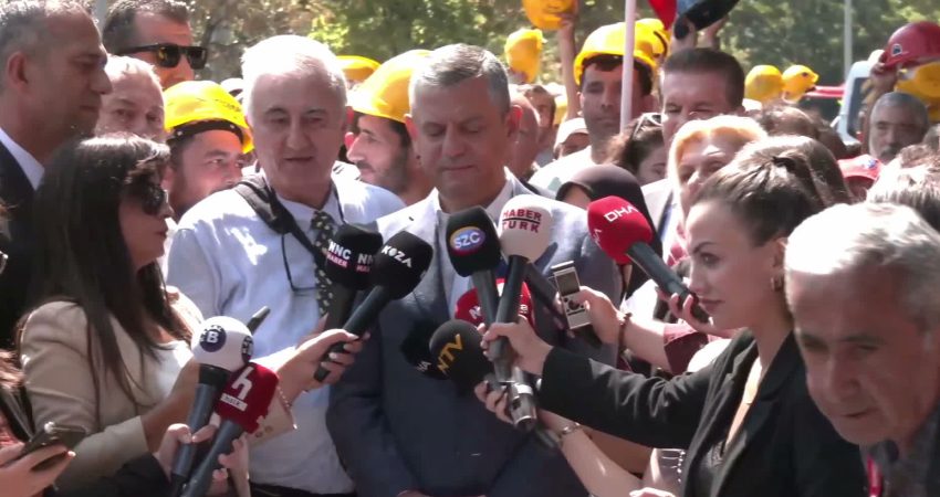 Özgür Özel, eylemdeki madencileri ziyaret etti… “Gücünüz herkese yetiyor da Yıldızlar SSS Holding’e niye yetmiyor” YENİ Parti Genel Başkanı Özgür Özel, Enerji ve Tabii Kaynaklar