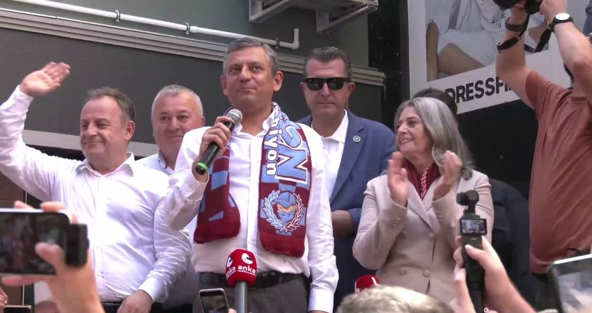 Özgür Özel: “Filistinli bebeklerin katili çıkıp da iç politikaya bizi alet etmeye kalkarsa 87 milyon karşısında dimdik ayaktayız” YENİ Parti Genel Başkanı Özgür Özel, "İsrail seçimlerinde Netanyahu Erdoğan’la