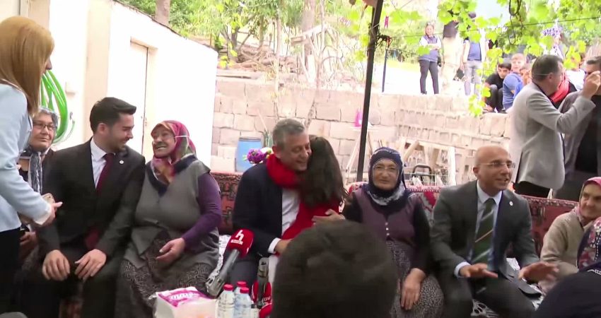 YENİ Parti Genel Başkanı Özgür Özel, Kayseri programı kapsamında kadınlarla