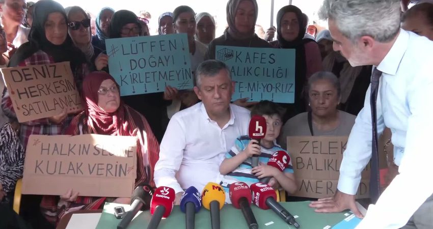 Özgür Özel, Rize’de… Özel: Kafesler burada durduğu takdirde balıkçılık yapılamaz YENİ Parti Genel Başkanı Özgür Özel, Rize'nin Pazar ilçesinde Balıkçılar