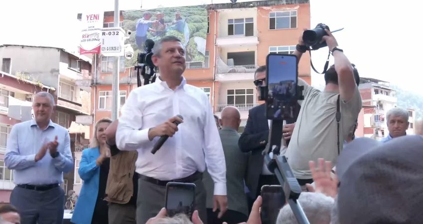Özgür Özel Rize’de… Özel: “Siyaset çalışarak, rekabetle kazanılır ama ilçeler, şehirler, belediyeler transferle kazanılmaz” YENİ Parti Genel Başkanı Özgür Özel, Cumhurbaşkanı Recep Tayyip Erdoğan'ın