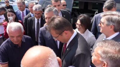 YENİ Parti Genel Başkanı Özgür Özel, partisinin genel merkezinde başkanlık