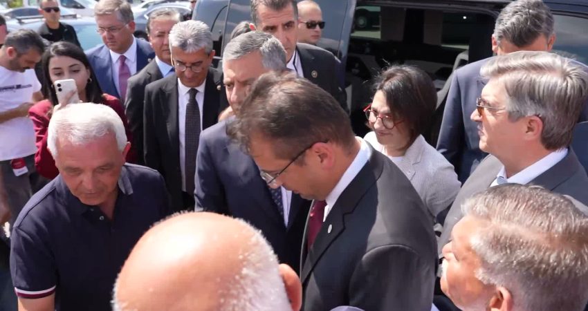 YENİ Parti Genel Başkanı Özgür Özel, partisinin genel merkezinde başkanlık