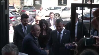 YENİ Parti Genel Başkanı Özgür Özel, partisinin genel merkezine ilk