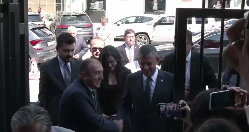 YENİ Parti Genel Başkanı Özgür Özel, partisinin genel merkezine ilk