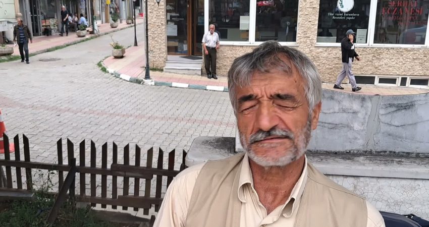 Şavşat'ta bir emekli, geçim sıkıntısı yaşadığını belirterek, "İstanbul’da kiraya 23