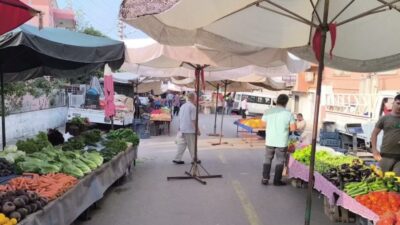 Osmaniye'nin Kadirli ilçesindeki semt pazarında vatandaşlar, kilosu 100-250 liraya ulaşan