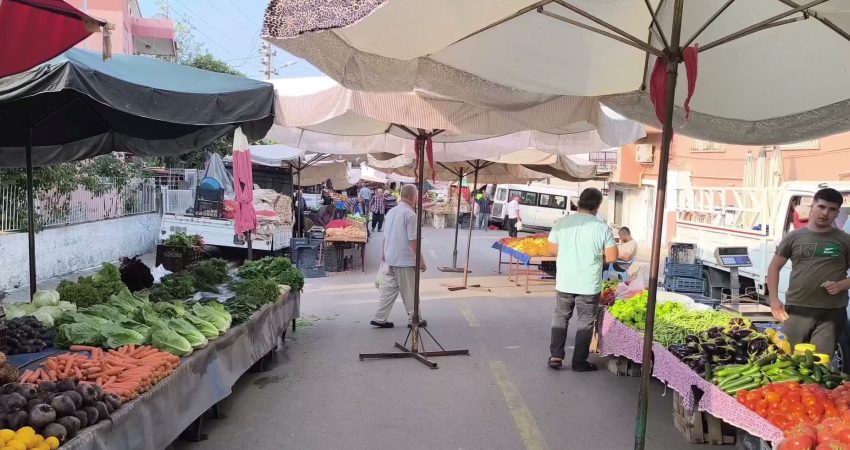 Pazarda yaz meyvesi isyanı: “Alamıyoruz, bakıp bakıp geçiyoruz” Osmaniye'nin Kadirli ilçesindeki semt pazarında vatandaşlar, kilosu 100-250 liraya ulaşan