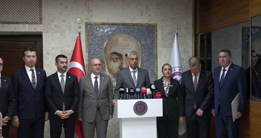 Sağlık Bakanı Memişoğlu, Burdur’da konuştu: “Hastanelerde 24 saat hizmet verecek kreşler kuracağız” Sağlık Bakanı Kemal Memişoğlu, “Sağlık çalışanlarımız 1,5 milyonu aşmış durumda.