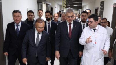 Sağlık Bakanı Kemal Memişoğlu, bıçaklı saldırının ardından tedavisi Gaziantep Şehir