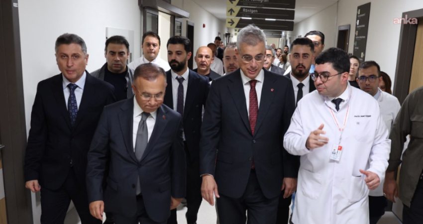 Sağlık Bakanı Kemal Memişoğlu, bıçaklı saldırının ardından tedavisi Gaziantep Şehir