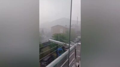 Artvin'in Şavşat ilçesinde öğle saatlerinde etkili olan şiddetli sağanak kısa