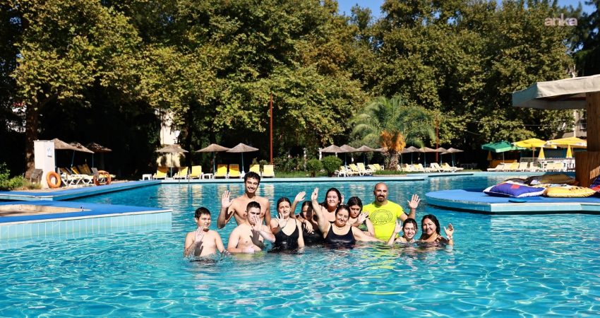 Selçuk’ta engelsiz çocuklara yüzme desteği Selçuk Belediyesi’nin desteğiyle Engelsiz Yaşam Merkezi’nde eğitim alan çocuklar için