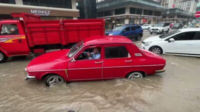 Rize’de etkili olan şiddetli sağanak, cadde ve sokaklarda su birikintilerine
