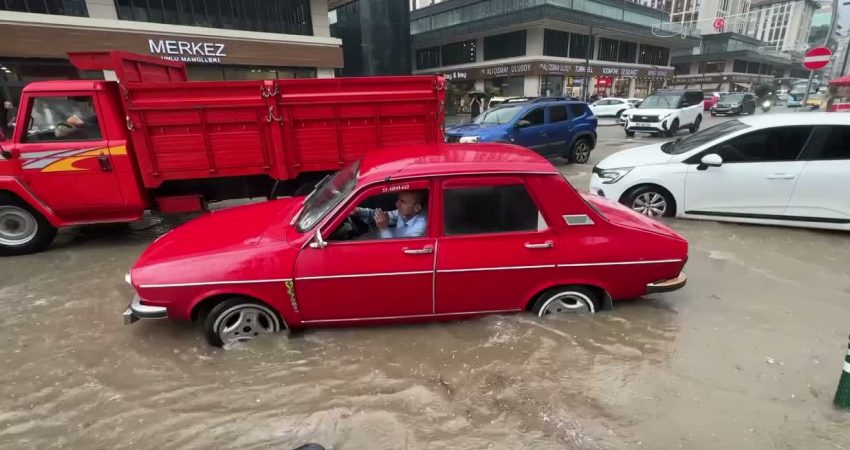 Rize’de etkili olan şiddetli sağanak, cadde ve sokaklarda su birikintilerine