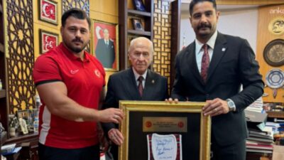 Türkiye Güreş Federasyonu Başkanı Taha Akgül, milli güreşçi Rıza Kayaalp