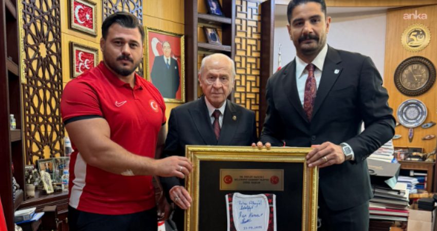 Türkiye Güreş Federasyonu Başkanı Taha Akgül, milli güreşçi Rıza Kayaalp