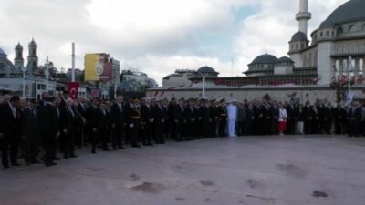 30 Ağustos Zafer Bayramı nedeniyle Taksim Cumhuriyet Anıtı’nda çelenk bırakma