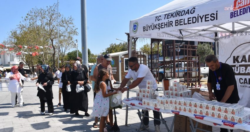 Tekirdağ Büyükşehir Belediyesi’nden kandil simidi ikramı Tekirdağ Büyükşehir Belediyesi, Mevlit Kandili dolayısıyla kentin farklı ilçe ve