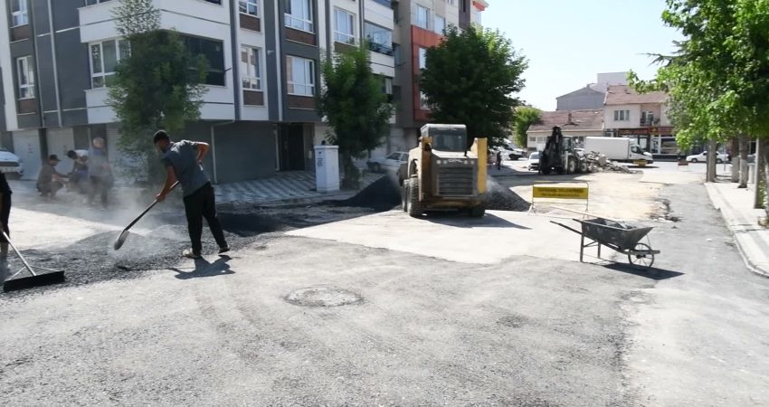 Tepebaşı Belediyesi Fen İşleri Müdürlüğü ekipleri, ilçe genelinde ulaşım altyapısını