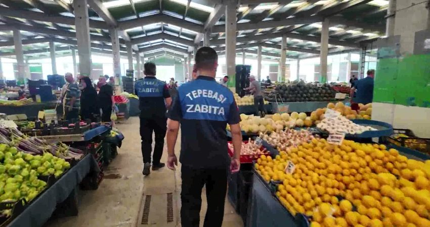 Tepebaşı Belediyesi Zabıta Müdürlüğü ekipleri, kent genelindeki semt pazarlarında düzenin