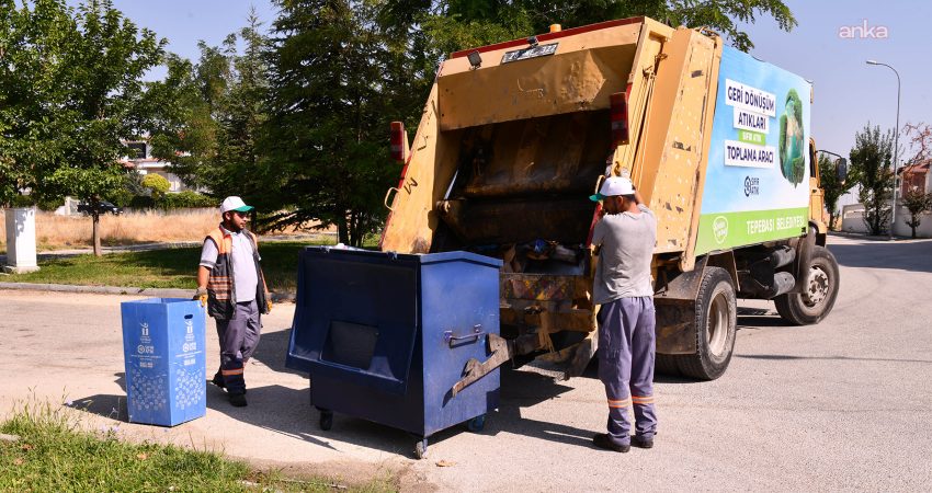 Tepebaşı Belediyesi tarafından ilçe genelinde oluşturulan toplama noktalarında kağıt, karton,