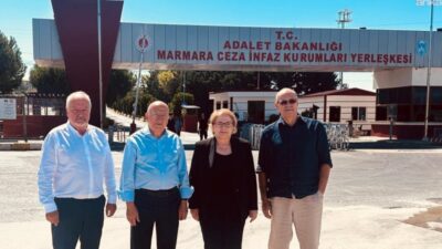 TGC yöneticilerinin Silivri'deki ziyareti sırasında bir açıklama yapan gazeteci Merdan