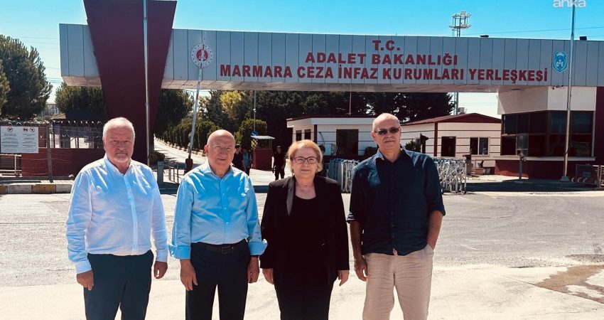 TGC yöneticilerinin Silivri'deki ziyareti sırasında bir açıklama yapan gazeteci Merdan