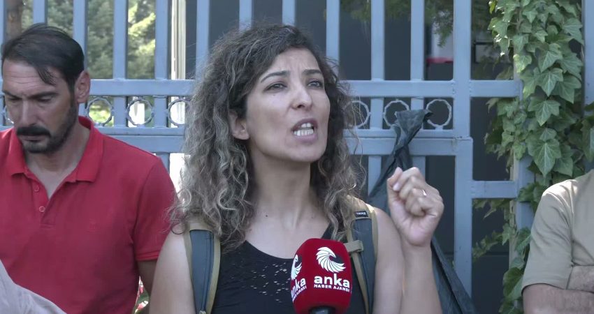 TKP’den Enerji ve Tabii Kaynaklar Bakanlığı önündeki madenci eylemine destek TKP Ankara İl Başkanı Banu Ünver ve beraberindeki parti üyeleri,