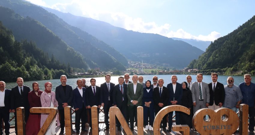 Uzungöl Millet Bahçesi'ni ziyaret eden ve turizm sezonuna ilişkin değerlendirmelerde