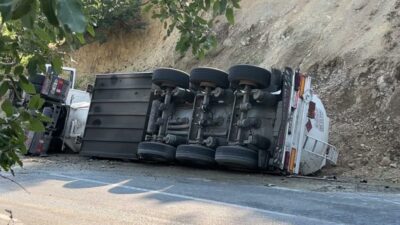 Tunceli-Erzincan karayolunun Kutudere mevkisinde akaryakıt yüklü tanker devrildi, sürücü hafif