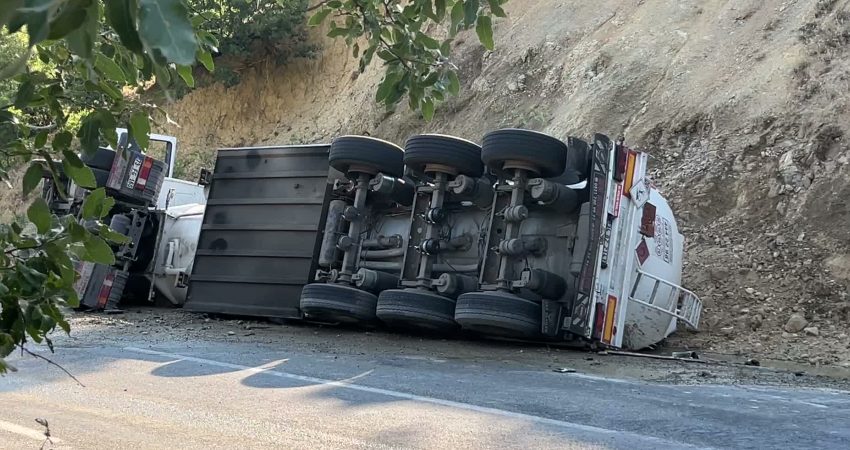 Tunceli-Erzincan karayolunun Kutudere mevkisinde akaryakıt yüklü tanker devrildi, sürücü hafif