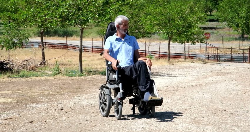 Tunceli’de bir vatandaş yüzde 95 engeline rağmen 3 bin tavukla geçimini sağlıyor Tunceli’de, yüzde 95 bedensel engeli bulunan Mitat Konak, yaklaşık 3