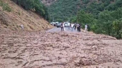 Tunceli’de etkili olan sağanak yağış nedeniyle Tunceli-Pülümür-Erzincan karayolunun Zağge mevkisinde