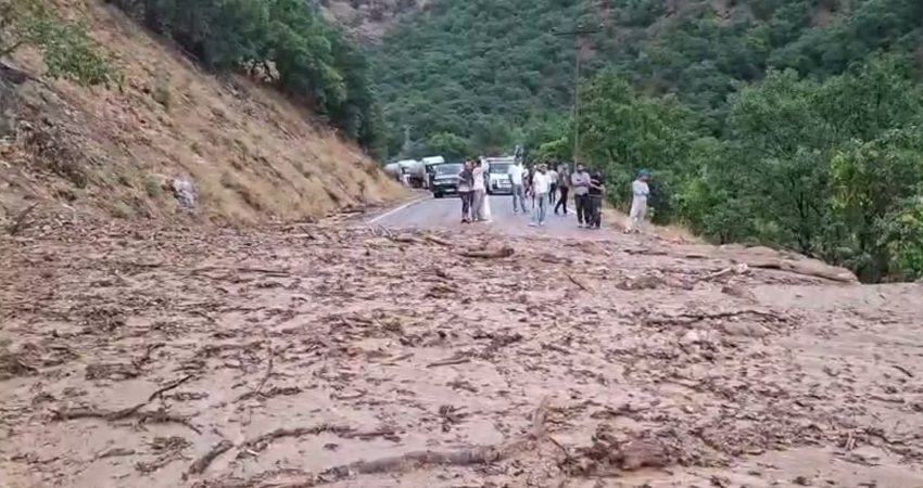 Tunceli’de etkili olan sağanak yağış nedeniyle Tunceli-Pülümür-Erzincan karayolunun Zağge mevkisinde