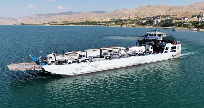 Tunceli’de yurttaşlar Keban Barajı üzerine köprü istiyor Tunceli'de yurttaşlar, Keban Barajı üzerinden kenti Elazığ'a bağlayacak "Pertek Köprüsü"nün yapılması