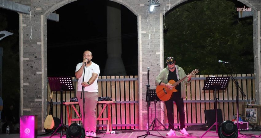 Turgutlu Belediyesi’nin düzenlediği Gençlik Şöleni’nde müzik performansları ve halk oyunları