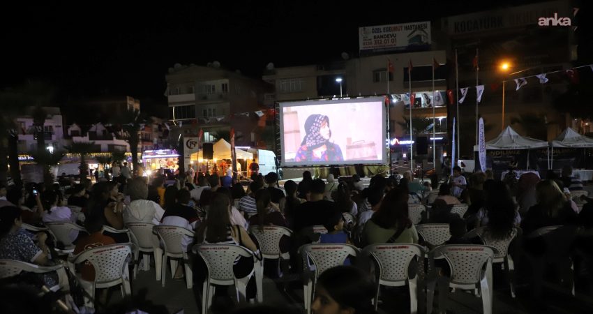 Turgutlu Belediyesi’nden “Açıkhava Sinema Geceleri”nde dondurma ikramı Turgutlu Belediyesi, Manisa Büyükşehir Belediyesi iş birliğiyle düzenlenen "Açık Hava