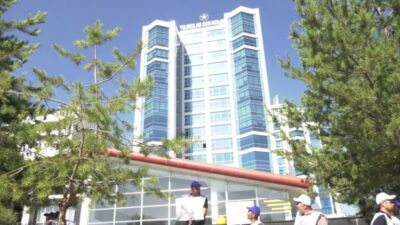 Türkiye Maden- İş'e bağlı Doruk Madencilik işçileri, Yıldızlar SSS Holding önünde