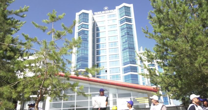 Türkiye Maden- İş'e bağlı Doruk Madencilik işçileri, Yıldızlar SSS Holding önünde