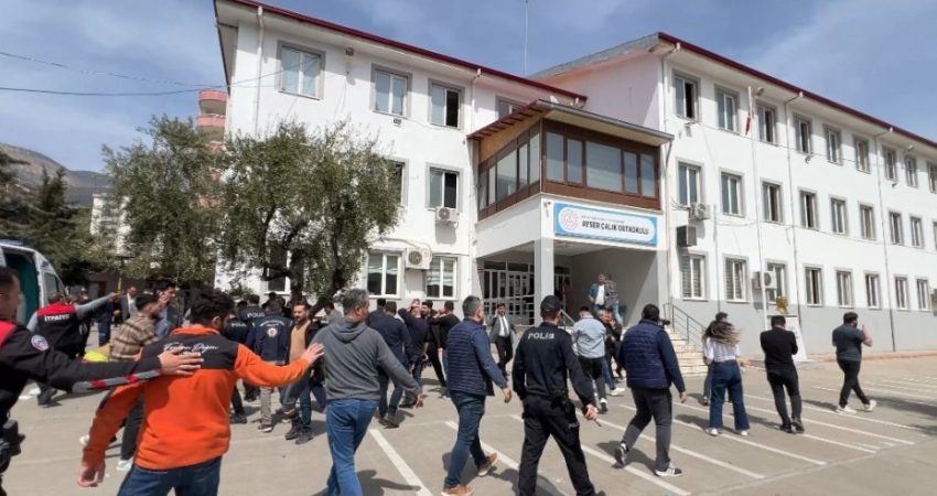 Türkiye’deki okul saldırıları ve gençlerin yaşadığı kaygı dünya medyasında İngiliz Financial Times gazetesi, Türkiye’de art arda yaşanan iki silahlı