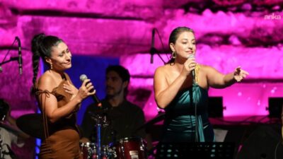 Uluslararası Bursa Festivali kapsamında İznik Roma Tiyatrosu’nda gerçekleştirilen Elif Sanchez
