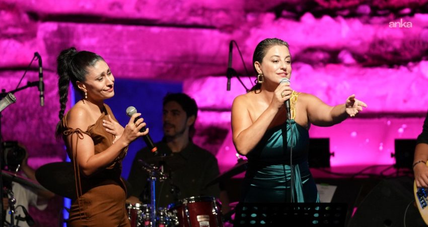 Uluslararası Bursa Festivali kapsamında İznik Roma Tiyatrosu’nda gerçekleştirilen Elif Sanchez