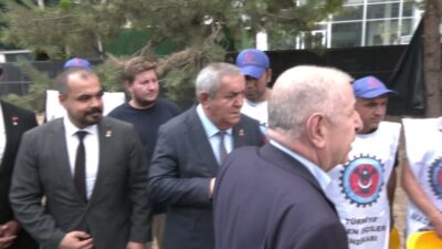 Zafer Partisi Genel Başkanı Ümit Özdağ, Yıldızlar SSS Holding önünde oturma